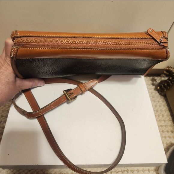 Vintage VG '80s Dooney & Bourke Classic Black/Tan Leather Zip Top Crossbody Bag - Picture 7 of 10